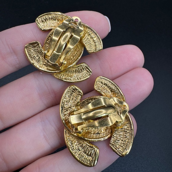 LOT 1492 24K gold plated CHANEL vintage matelasse CC JUMBO clip on earrings - Picture 15 of 15
